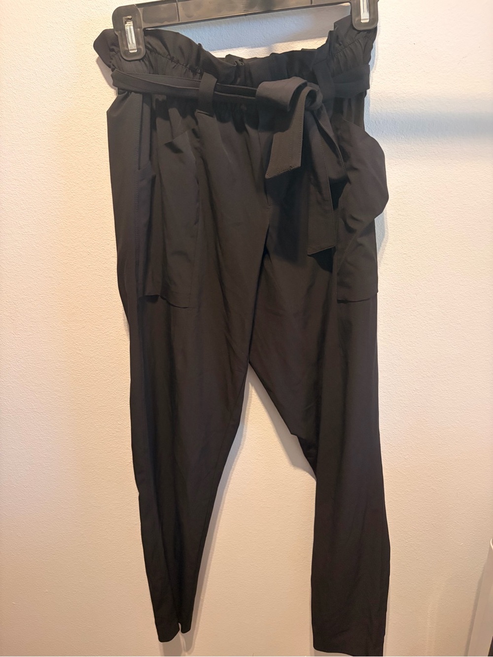 Athleta Black Paperbag Waist Tapered Pants Tie Belt Women's Size 2